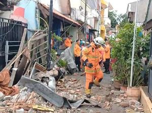 5 Fakta Ibu Hamil Terjebak dalam Rumah Runtuh di Surabaya 5 Fakta Ibu Hamil Terjebak dalam Rumah Runtuh di Surabaya