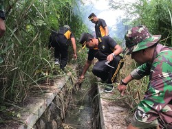 Polres dan TNI Kompak Bersihkan Gorong-gorong di Kota Mojokerto Cegah Banjir