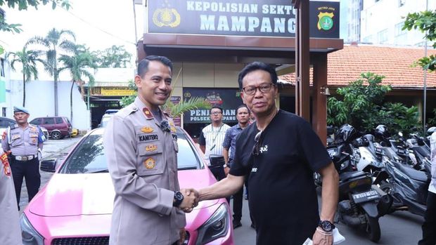 Polsek Mampang Prapatan mengembalikan mobil Mercy yang dicuri kepada pemiliknya.