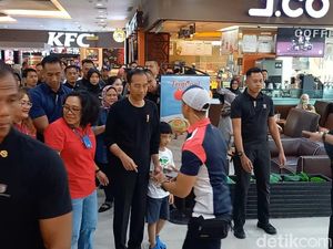 Jokowi Ziarah ke Makam Ibu di Solo, Lalu ke Mal Bareng Iriana dan Cucu