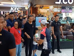 Jokowi Nyekar-Ngemal Bareng Iriana dan Cucu di Solo