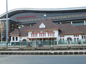 Hindari Macet, Penumpang Stasiun Gambir Bisa Berangkat di Jatinegara Hari Ini