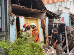 Rumah di Kembang Kuning Surabaya Runtuh Diterjang Hujan dan Angin Kencang