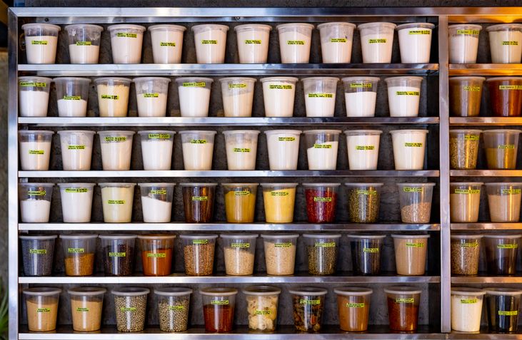 Simpan bumbu dalam wadah