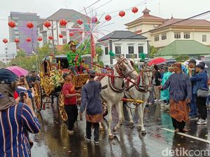 Meriah Kirab Dugderan Semarang di Bawah Guyuran Hujan Meriah Kirab Dugderan Semarang di Bawah Guyuran Hujan