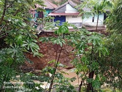 Tebing Sungai Katulampa Bogor Longsor, 2 Motor Warga Terbawa Arus