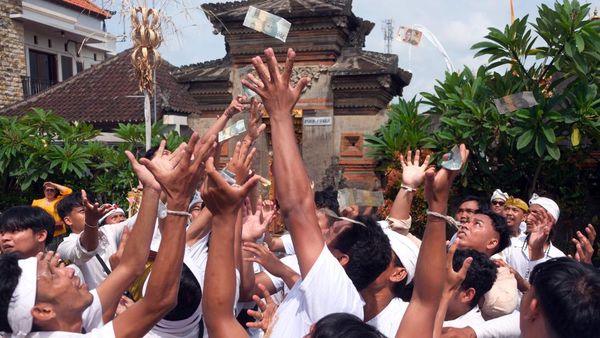 Warga Bali Berebut Uang Saat Tradisi Mesuryak Hari Raya Kuningan