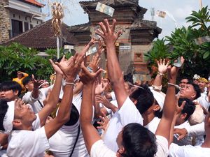 Warga Bali Berebut Uang Saat Tradisi Mesuryak Hari Raya Kuningan Warga Bali Berebut Uang Saat Tradisi Mesuryak Hari Raya Kuningan