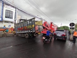 Truk Muat Mi Instan Terperosok ke Selokan Saat Putar Balik di Kali Rungkut