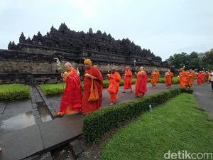 Umat Buddha Ikuti Magha Puja di Candi Borobudur di Bawah Guyuran Hujan Umat Buddha Ikuti Magha Puja di Candi Borobudur di Bawah Guyuran Hujan