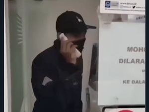 Viral Maling Panik Dikunciin Warga di Bilik ATM, Ini Kata Polisi