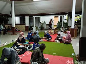 Warga Dringu Probolinggo Terdampak Banjir Ngungsi ke Kantor Kecamatan