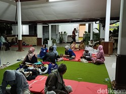 Warga Dringu Probolinggo Terdampak Banjir Ngungsi ke Kantor Kecamatan