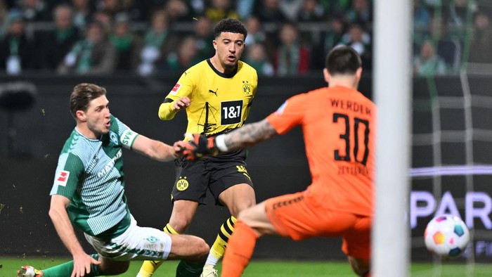 BREMEN, GERMANY - MARCH 09: Jadon Sancho of Borussia Dortmund scores his teams second goal during the Bundesliga match between SV Werder Bremen and Borussia Dortmund at Wohninvest Weserstadion on March 09, 2024 in Bremen, Germany. (Photo by Oliver Hardt/Getty Images)