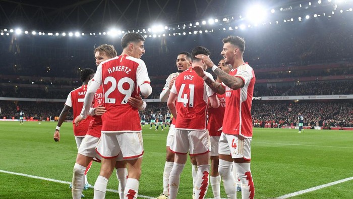 LONDON, ENGLAND - MARCH 09: Kai Havertz celebrates scoring Arsenals 2nd goal with Ben White during the Premier League match between Arsenal FC and Brentford FC at Emirates Stadium on March 09, 2024 in London, England. (Photo by David Price/Arsenal FC via Getty Images)