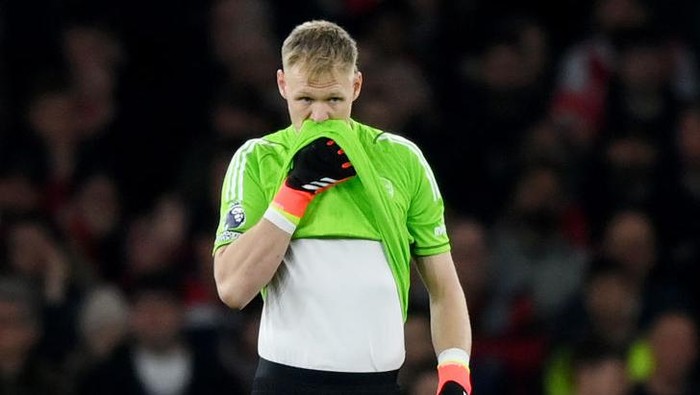 LONDON, ENGLAND - MARCH 09: Aaron Ramsdale of Arsenal looks dejected after his mistake leads to Yoane Wissa of Brentford (not pictured) scoring his teams first goal during the Premier League match between Arsenal FC and Brentford FC at Emirates Stadium on March 09, 2024 in London, England. (Photo by Justin Setterfield/Getty Images)