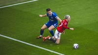 Kelincahan Garnacho membuat kapten Everton James Tarkowski harus menyetopnya dengan pelanggaran. Wasit sontak menunjuk titik putih. Foto: Manchester United via Getty Imag/Ash Donelon