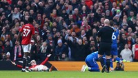 Untuk kali kedua dalam laga, aksi Garnacho kembali membuathkan penalti buat MU -- yang juga berujung pada gol. MU menang 2-0 melawan Everton. Foto: REUTERS/Molly Darlington