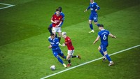 Masih di babak pertama, Garnacho pamer aksi lagi. Kali ini lewat giringan bola di tengah. Foto: Manchester United via Getty Imag/Ash Donelon