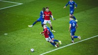 Kali ini giliran Ben Godfrey yang harus menghentikan Garnacho dengan melakukan pelanggaran. Foto: Manchester United via Getty Imag/Ash Donelon