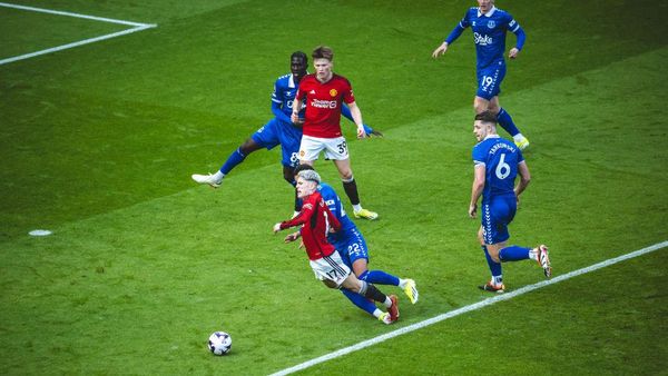 Potret Garnacho Pamer Aksi Menawan, Terhenti oleh Pelanggaran Lawan