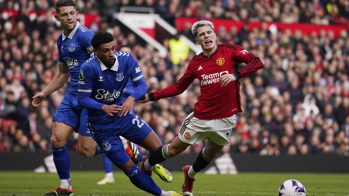 Manchester Uniteds Alejandro Garnacho, right is fouled by Evertons Ben Godfrey who gave a way a penalty to Manchester United during an English Premier League soccer match between Manchester United and Everton at the Old Trafford stadium in Manchester, England, Saturday, March 9, 2024. (AP Photo/Dave Thompson)