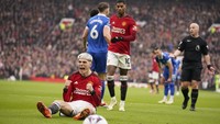 Aksi Garnacho pada akhirnya berujung pada gol pertama Man United di menit ke-12. Foto: AP/Dave Thompson