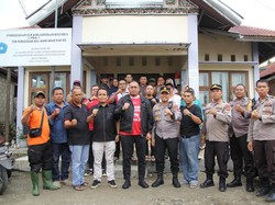 Andre Rosiade Bantu 10 Korban Terdampak Banjir Besar di Padang