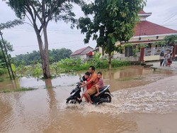 Kwadungan Ngawi Diterjang Banjir, Arus Lalu Lintas Dialihkan