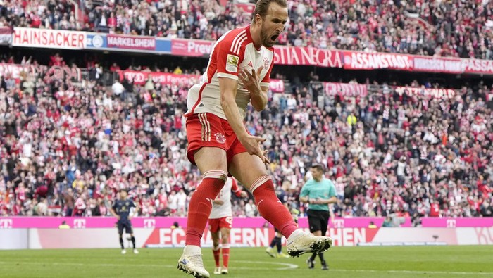 MUNICH, GERMANY - MARCH 09: Harry Kane of Bayern Munich celebrates scoring his teams third goal during the Bundesliga match between FC Bayern München and 1. FSV Mainz 05 at Allianz Arena on March 09, 2024 in Munich, Germany. (Photo by M. Donato/FC Bayern via Getty Images)