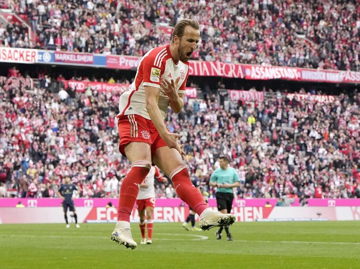 MUNICH, GERMANY - MARCH 09: Harry Kane of Bayern Munich celebrates scoring his teams third goal during the Bundesliga match between FC Bayern München and 1. FSV Mainz 05 at Allianz Arena on March 09, 2024 in Munich, Germany. (Photo by M. Donato/FC Bayern via Getty Images)