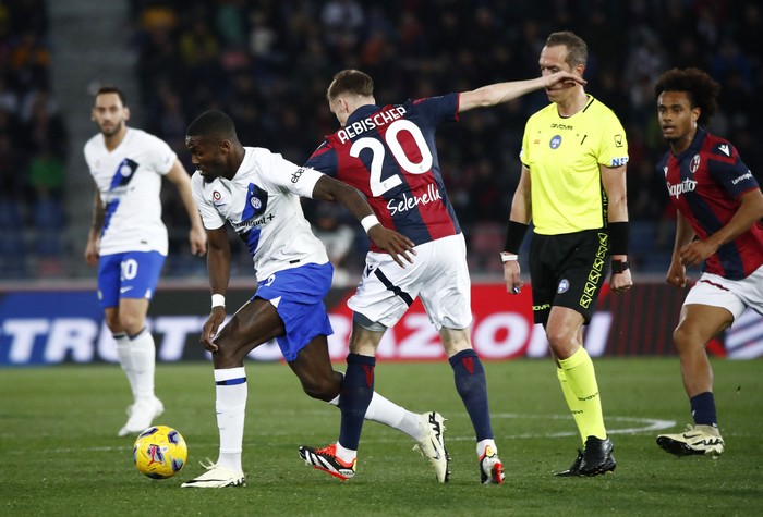 Soccer Football - Serie A - Bologna v Inter Milan - Stadio Renato DallAra, Bologna, Italy - March 9, 2024  Inter Milans Marcus Thuram in action with Bolognas Michel Aebischer REUTERS/Alessandro Garofalo