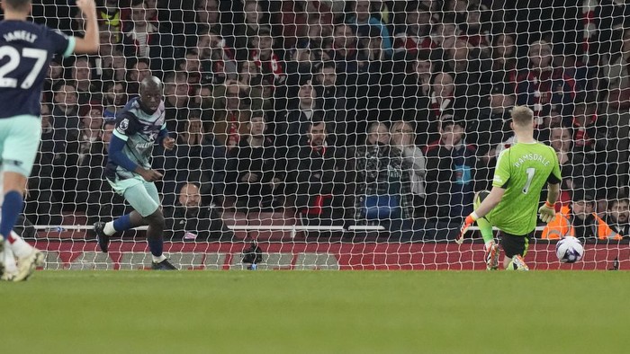 Brentfords Yoane Wissa, second from left, scores his sides first goal past Arsenals goalkeeper Aaron Ramsdale during the English Premier League soccer match between Arsenal and Brentford at the Emirates Stadium in London, England, Saturday, March 9, 2024. (AP Photo/Frank Augstein)