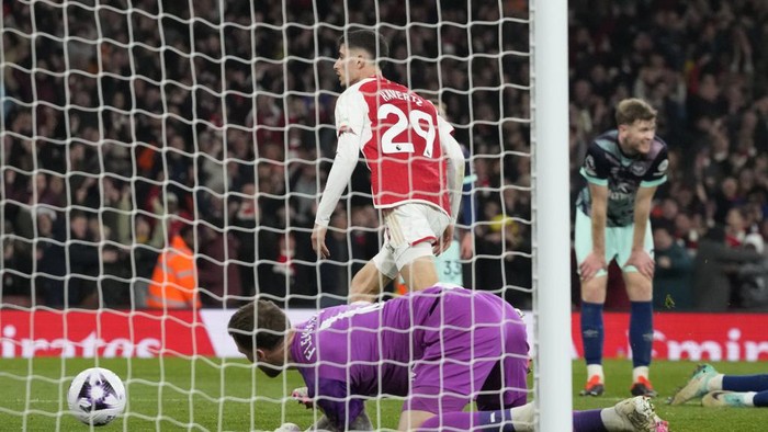 Arsenals Kai Havertz, top, celebrates after scoring his sides second goal during the English Premier League soccer match between Arsenal and Brentford at the Emirates Stadium in London, England, Saturday, March 9, 2024. (AP Photo/Frank Augstein)