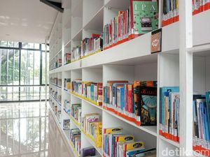 Sensasi Baca Buku Ditemani Pemandangan Alun-Alun Kota Bandung Sensasi Baca Buku Ditemani Pemandangan Alun-Alun Kota Bandung