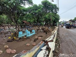 Tembok Makam dan Rumah Warga Dringu Probolinggo Jebol Tersapu Banjir