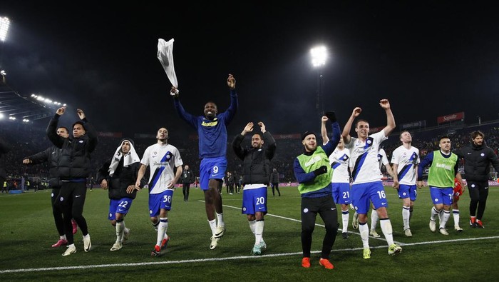 Soccer Football - Serie A - Bologna v Inter Milan - Stadio Renato DallAra, Bologna, Italy - March 9, 2024  Inter Milans Marcus Thuram, Matteo Darmian and teammates celebrate after the match REUTERS/Alessandro Garofalo