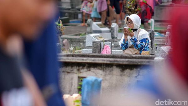Jelang Ramadan, TPU Tembok Gede Mulai Dibanjiri Peziarah