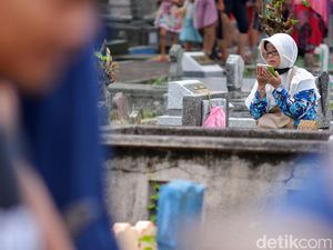 Jelang Ramadan, TPU Tembok Gede Mulai Dibanjiri Peziarah