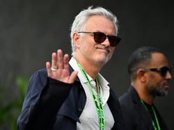 Nganggur, Jose Mourinho Kini Jadi Pengibar Bendera MotoGP Portugal