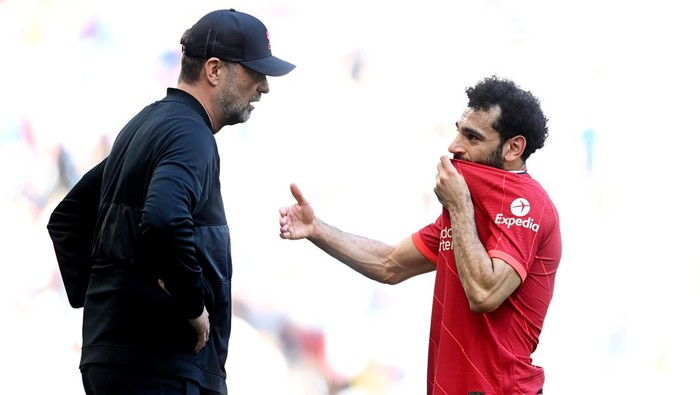 LONDON, ENGLAND - MAY 14: Mohamed Salah of Liverpool speaks with Jurgen Klopp, Manager of Liverpool during The FA Cup Final match between Chelsea and Liverpool at Wembley Stadium on May 14, 2022 in London, England. (Photo by Michael Regan - The FA/The FA via Getty Images)