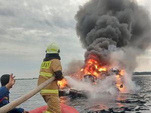 Penampakan Kapal Pesiar Terbakar di Perairan Kepulauan Seribu Penampakan Kapal Pesiar Terbakar di Perairan Kepulauan Seribu