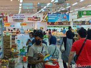 Warga Denpasar Serbu Supermarket Jelang Nyepi, Belanja Sembako hingga Camilan