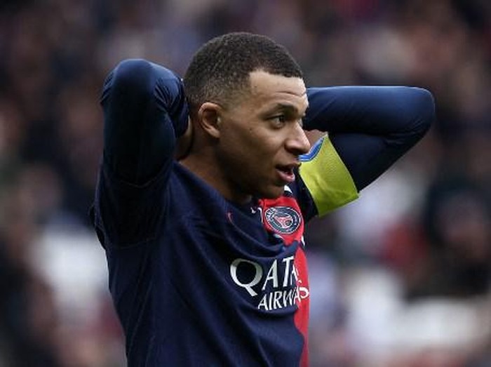 Paris Saint-Germain's French forward #07 Kylian Mbappe reacts after he missed an opportunity to score during the French L1 football match between Paris Saint-Germain (PSG) and Stade de Reims at the Parc des Princes stadium in Paris on March 10, 2024. (Photo by FRANCK FIFE / AFP)