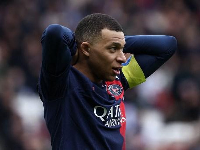 Paris Saint-Germain's French forward #07 Kylian Mbappe reacts after he missed an opportunity to score during the French L1 football match between Paris Saint-Germain (PSG) and Stade de Reims at the Parc des Princes stadium in Paris on March 10, 2024. (Photo by FRANCK FIFE / AFP)
