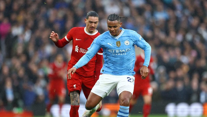Soccer Football - Premier League - Liverpool v Manchester City - Anfield, Liverpool, Britain - March 10, 2024 Manchester Citys Manuel Akanji in action with Liverpools Darwin Nunez REUTERS/Carl Recine NO USE WITH UNAUTHORIZED AUDIO, VIDEO, DATA, FIXTURE LISTS, CLUB/LEAGUE LOGOS OR LIVE SERVICES. ONLINE IN-MATCH USE LIMITED TO 45 IMAGES, NO VIDEO EMULATION. NO USE IN BETTING, GAMES OR SINGLE CLUB/LEAGUE/PLAYER PUBLICATIONS.