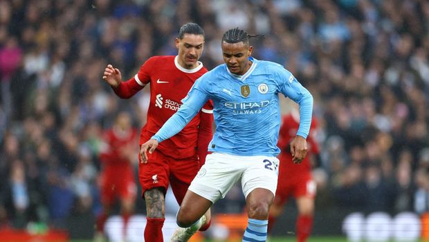Soccer Football - Premier League - Liverpool v Manchester City - Anfield, Liverpool, Britain - March 10, 2024 Manchester City's Manuel Akanji in action with Liverpool's Darwin Nunez REUTERS/Carl Recine NO USE WITH UNAUTHORIZED AUDIO, VIDEO, DATA, FIXTURE LISTS, CLUB/LEAGUE LOGOS OR 'LIVE' SERVICES. ONLINE IN-MATCH USE LIMITED TO 45 IMAGES, NO VIDEO EMULATION. NO USE IN BETTING, GAMES OR SINGLE CLUB/LEAGUE/PLAYER PUBLICATIONS.