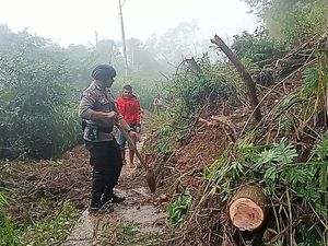 Longsor di Manggarai Timur, Arus Lalu Lintas Lumpuh