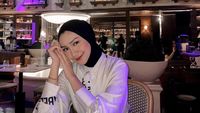 Pose Keren Melody Prima saat Ngopi Cantik di Kafe Kekinian