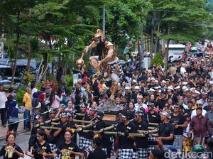 Meriahnya Pawai Ogoh-Ogoh di Kota Surabaya